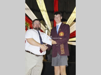Stefan Pretorius is kultuurleerder van die jaar (intern). Attie Snyman oorhandig sy trofee.