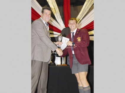 Willem Dreyer is vanjaar die sportleerder van die jaar (intern). Dr. L.M. Grobler oorhandig sy trofee.