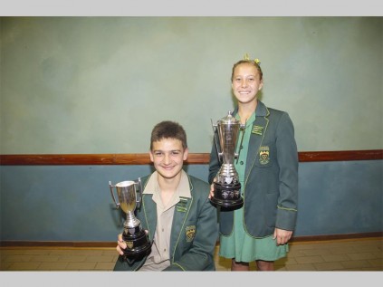 Roy Stewart en Alida du Preez is onderskeidelik Laerskool Louis Trichardt se sportseun en -meisie van die jaar. Hulle het hierdie trofeë ontvang by die skool se prysuitdeling verlede Dinsdag.