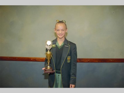 Bernice Meiring is Laerskool Louis Trichardt se staatmaker van die jaar. Sy het hierdie trofee ontvang by die skool se prysuitdeling verlede Woensdag.