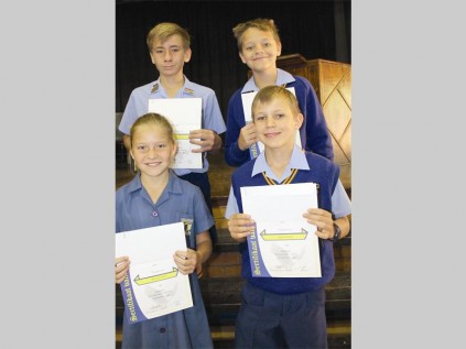 Laerskool Krugerpark het  onlangs sy vakpresteerders wat in elke graad in 'n spesifieke vak uitgeblink het, aangewys. Die leerders het ook 'n eetbewys van Maxi's ontvang. Voor is Marlie Hattingh (gr. 5 Afrikaans) en Aldrich Rossouw (gr. 4 Engels). Agter is Janus Greyling (gr. 7 wiskunde) en Pietie Vogel (gr. 5 Afrikaans).
