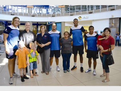 Vodacom Bulls rugby players present competition winners with their prizes. The winners won double tickets to the Vodacom Bulls and Toyota Cheetahs match on Saturday. In front are Kaydi and Logan Oosthuizen. At the back are Hanro Liebenberg (Vodacom Bulls), Wilsie Oosthuizen, Emilia van Wyk, Dayan van der Westhuizen (Vodacom Bulls), Iola Botha, Marvin Orie (Vodacom Bulls), Rudy Paige (Vodacom Bulls) and Charmaine Schreiber with Melissa.