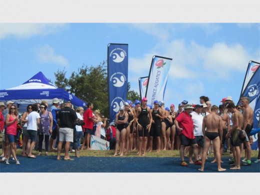 Anél de Vos was vroegoggend saam met die ander uitblinker-swemmers van regoor die land langs die oewers van die Eikenhofdam om aan die Suid-Afrikaanse Opewaterkampioenskappe deel te neem.