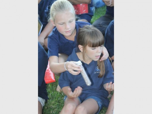 Nicole Claasen wys vir Mia van Eeden hoe dagga lyk tydens 'n dwelmweerbaarheidssessie by die Doornkraal Voortrekkerkommando verlede Dinsdag.