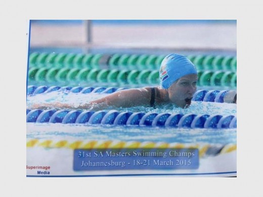 Tersia Smit laat spaander in die water tydens die Suid-Afrikaanse Meesterswemkampioenskappe.