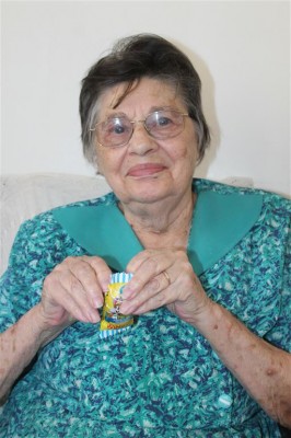 Molly Crick maak solank een Paaseier oop om die soet sagtheid op haar tong te laat rol.