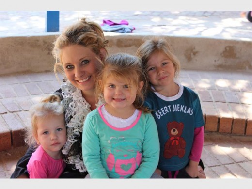 Juffrou Sonja Janse van Vuuren saam met Luane de Beer, Zane van Niekerk en Jenny Beukes.