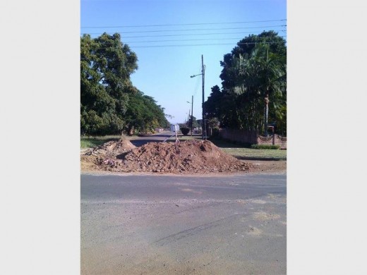 Die oopgekapte gat op die hoek van Anderson- en Vorsterstrate.