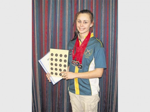 Zelda Genis, 'n vurige skut van die Potgietersrus CVO skool, wys haar medaljes en volkaart wat sy by die onlangse Limpopo Skietkampioenskappe verwerf het.
