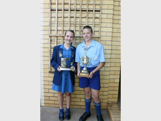 Die trotse swemkapteine Erna Kruger en Franco Botha spog met die trofeë as die algehele wenners en die beste meisiespan van die Top Tien Gala.