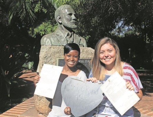 Portia Mtsweni en Lané du Plessis van Hoërskool Piet Potgieter wys hulle dankbaarheid. Portia gaan vanjaar in die toerismebedryf studeer en Lané gaan aan die Noordwes Universiteit in Potchefstroom ‘n graad in Bcom rekeningkunde aanpak.