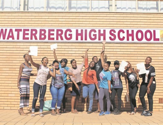 Opgewonde oor hul uitslae. Matriekleerders het Dinsdagoggend hulle uitslae gaan afhaal by Waterberg High School. Die skool het vanjaar ‘n 99% slaagsyfer.