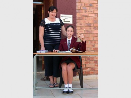Gerda Goosen is die CVO-skool Potgietersrus se top presteerder. Hier lui sy vir oulaas die skoolklok met haar ma, Trinkie wat bystaan. Foto: Verskaf