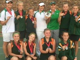 Yolandi Cilliers (agter in die middel) saam met haar o/11A-span. 