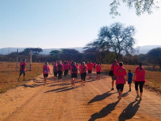 Die vroue moedig 'n aktiewe leefstyl aan deur 10 km ter bewusmaking van kanker te stap.