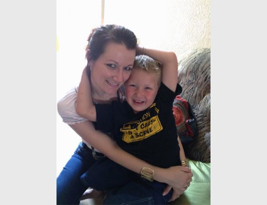Aneke (31) en haar seun Corinus (11) Myburgh was Maandagoggend in 'n motorongeluk. Aneke is op die toneel dood verklaar en Corinus sterk tans tuis aan. Foto: Verskaf