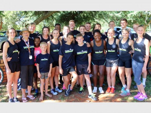 Die hoërskoolatlete oefen hard saam met Gerda du Toit om goeie prestasies te behaal.