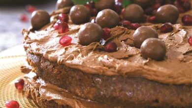 5 DECEMBER - Sunday spoil - A delicious moist chocolate cake (Medium)