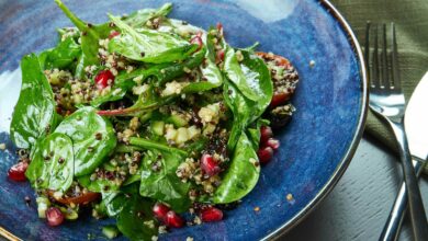 Green,Salad,(spinach),With,Quinoa,And,Pomegranate,Seeds,In,A