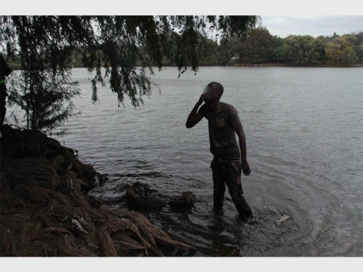Alleged thief escapes to Westdene dam after community cahses him. Photo Westdene Johannesburg CROW Facebook
