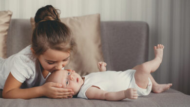 How to introduce your new baby to their older sibling(s)