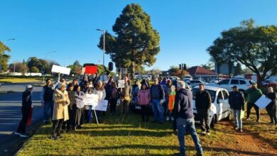 A small but determined group of Ward 88 protestors brave the early morning freeze to show their dissatisfaction with service delivery.