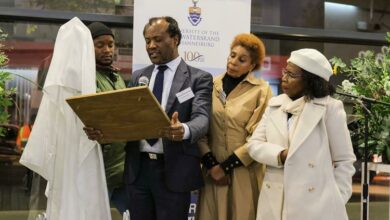 Wits University's vice-chancellor and principal Professor Zeblon Vilakazi reads the commemoration on the plaque.