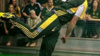 Stephan Le Roux plays cricket.