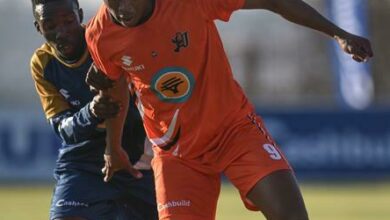 Siphosihle Nkambule of UJ stays on the ball.