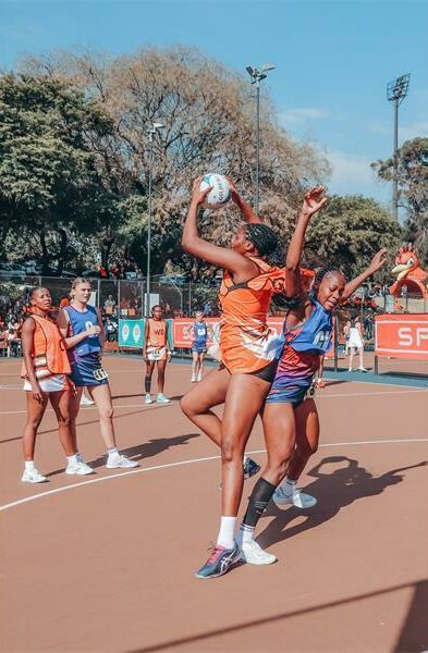 UJ’s goal shooter, Muhluri Hlatshwayo, defends for the ball. Photo: Neo Phashe