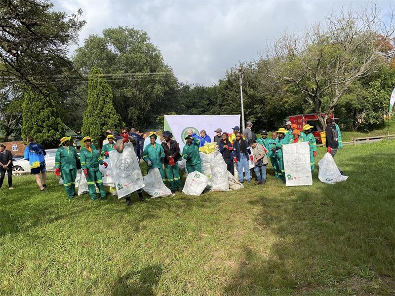 Linden residents, along with African Reclaimers Organisation, University of Johannesburg PEETS, and SCP Security, united to clean Emma Park, in the hopes of beautifying their open spaces.
