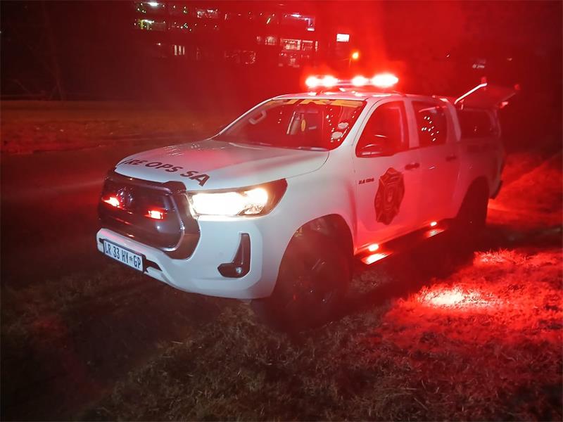 A veld fire in Victory Park was swiftly contained by emergency services, preventing damage to nearby properties.