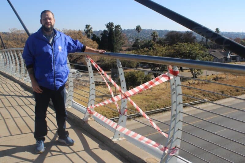 Ward 89 councillor raises concerns about the potential hazards as children use the bridge to cross the highway.