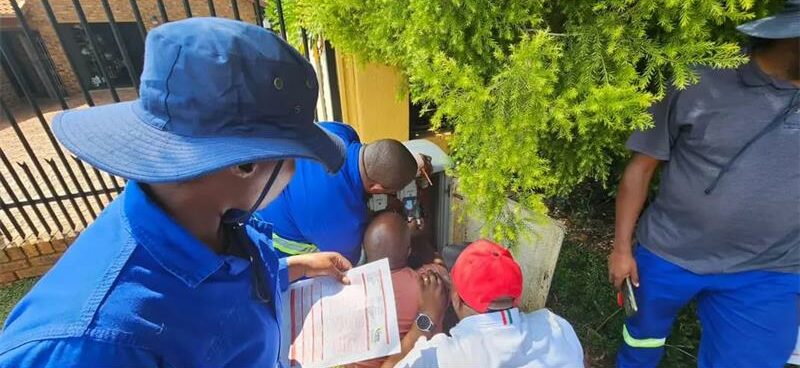 Residents in Johannesburg are being targeted by scammers posing as municipal officials, demanding immediate payments to avoid electricity disconnections.