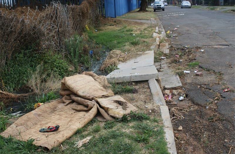 The sewage leak at Laerskool Esperanza Primary as been attributed to a concrete block, believed to be building rubble, that is blocking the pipe. JW has appointed a contractor to resolve the issue, but money delays are further exacerbating the issue.