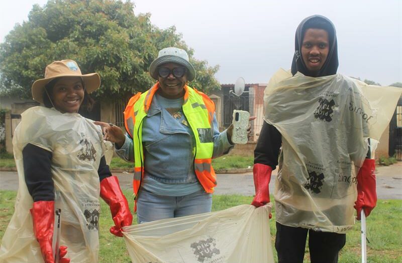 Armed with their own tools and gloves, the youth, officials, and the community were ready to make a difference with a strong sense of unity.