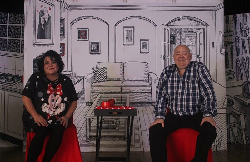 Na jare se wag is Molly en Wors terug—en dié keer op die verhoog. Met Willie Esterhuizen se kenmerkende humor en Lizz Meiring se kragtige vertolking neem Die Geheim van ’n Gelukkige Huwelik gehore op ’n herkenbare reis deur liefde, misverstande en die klein dinge wat groot raak.