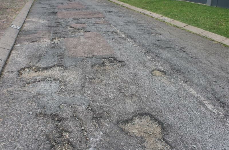 A growing backlog of potholes in Johannesburg’s Region B has sparked concern among residents, with more than half of reported road defects still unresolved. As the city prepares to launch an upgraded reporting app, questions remain over when repairs will actually happen.
