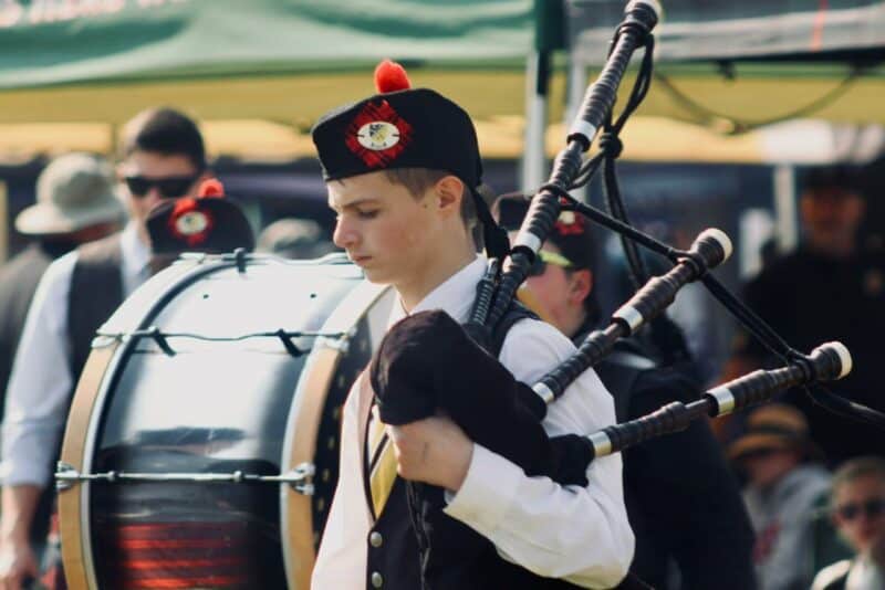 The sounds of bagpipes echoed through the suburb as hundreds gathered for De La Salle Holy Cross College’s beloved Highland Gathering.