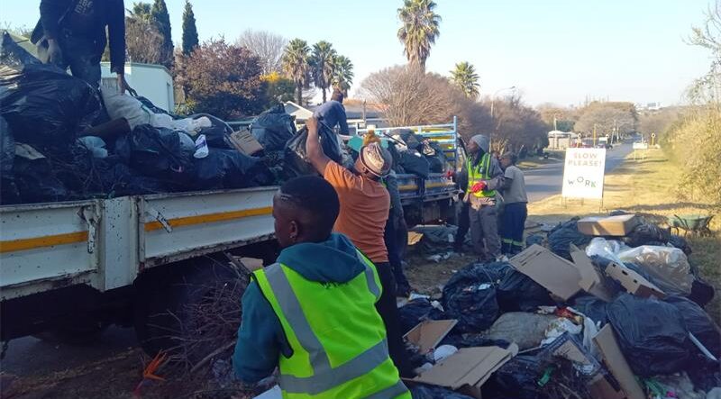 Volunteers and residents joined forces to remove household refuse, proving community spirit can make a difference while Pikitup works through ongoing collection delays.