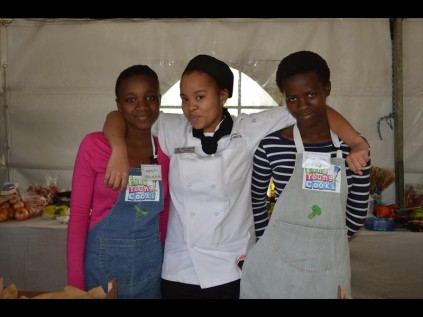 Contestants Kheta Gwala and Nombusa Mngomo with International Hotel School student Mbali Majozi