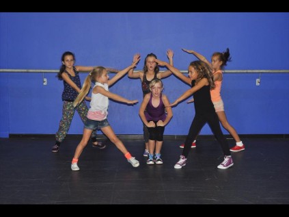 The Sugar Snapz crew in rehearsals before the Mr Price Pro.