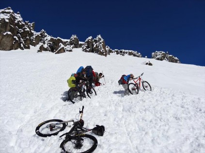 Struggling through the snow - and pushing a bike!