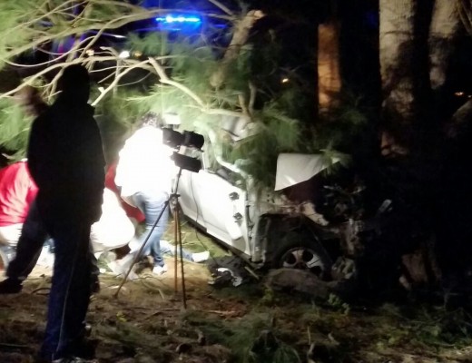 The suspects lost control and crashed into a tree. Photo: IPSS Medical Rescue