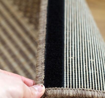 Thanks to a strip of Velcro, your carpet will stay put.