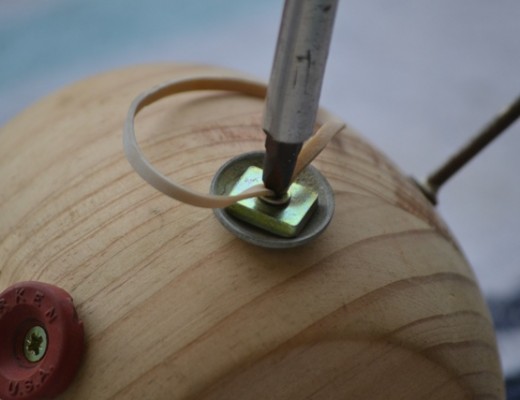 The screw stands no chance against the rubber band. 