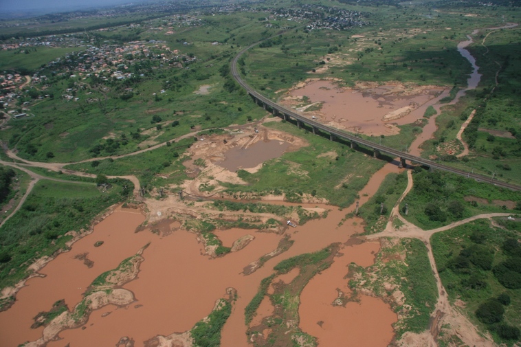 SandminingMvotiRiver_61495_tn