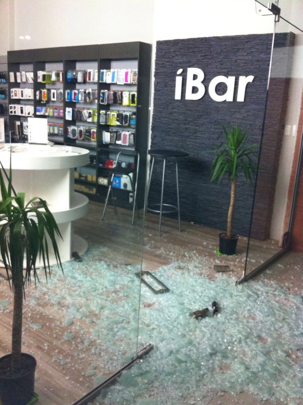 Burglars smashed the windows and raided the iBar for iphones.