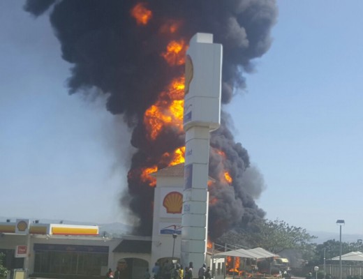The Shell City at Umvoti toll ablaze. Photo: IPSS Medical Rescue