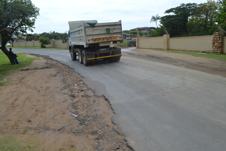 The sides of the P474 road between Sheffield and Salt Rock are so degraded that they can only accommodate only one lane of traffic.